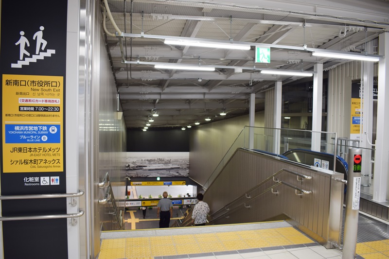 JR桜木町駅にできた新しい改札の新南口（市役所口）へ降りる写真