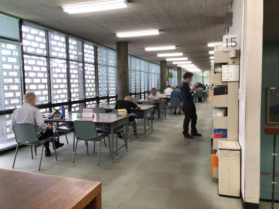 神奈川県立図書館（紅葉ヶ丘）本館2F写真。