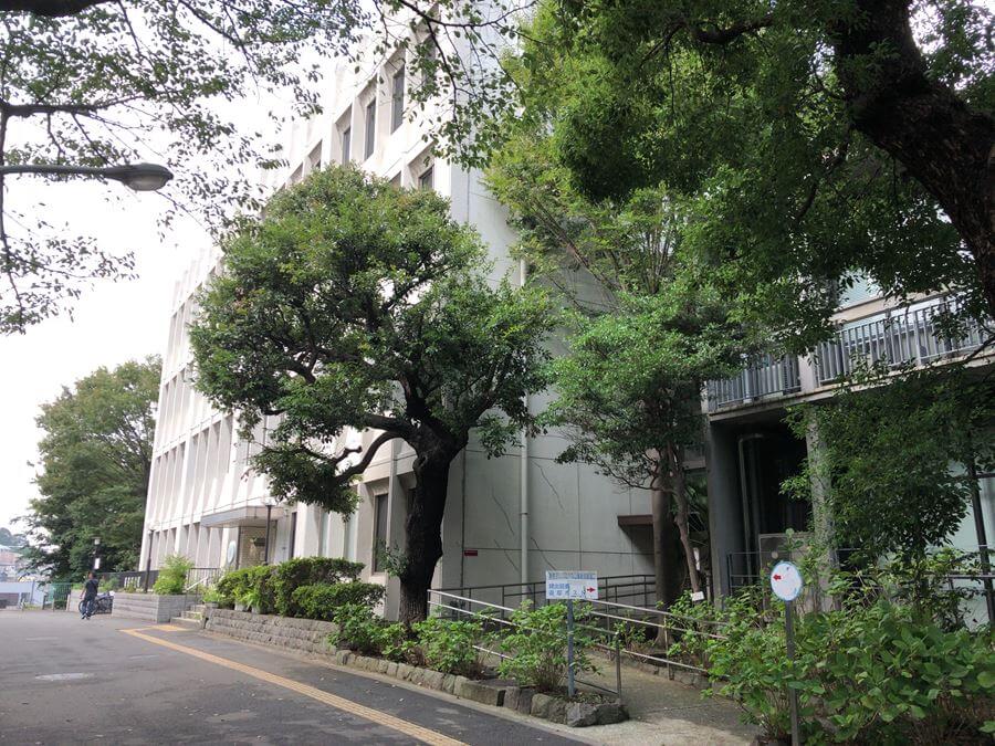 神奈川県立図書館(紅葉ヶ丘)新館の外観写真