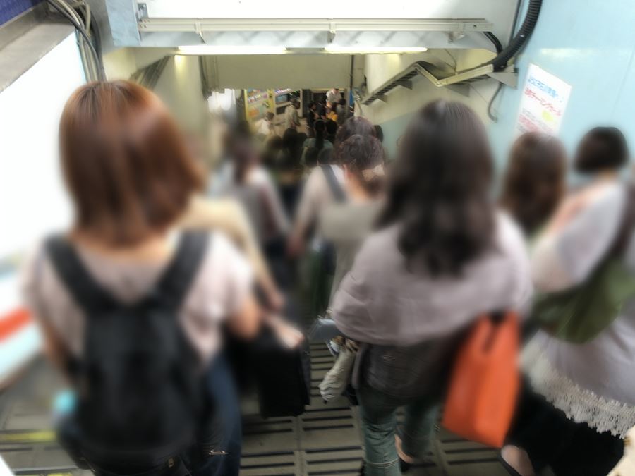 元町チャーミングセール2018秋。石川町駅に降りる人たちの写真