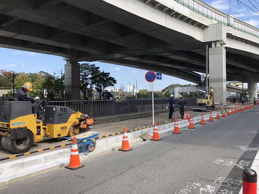 新山下に建設中の「港山下ナナイロnanairo」「MEGAドンキ港山下総本店(仮称)」前にある整備中の小道