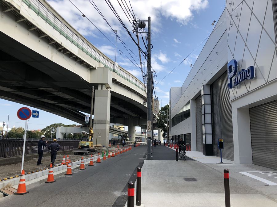 港山下ナナイロの駐車場入口写真