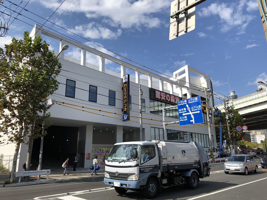 港山下ナナイロの駐車場入口写真