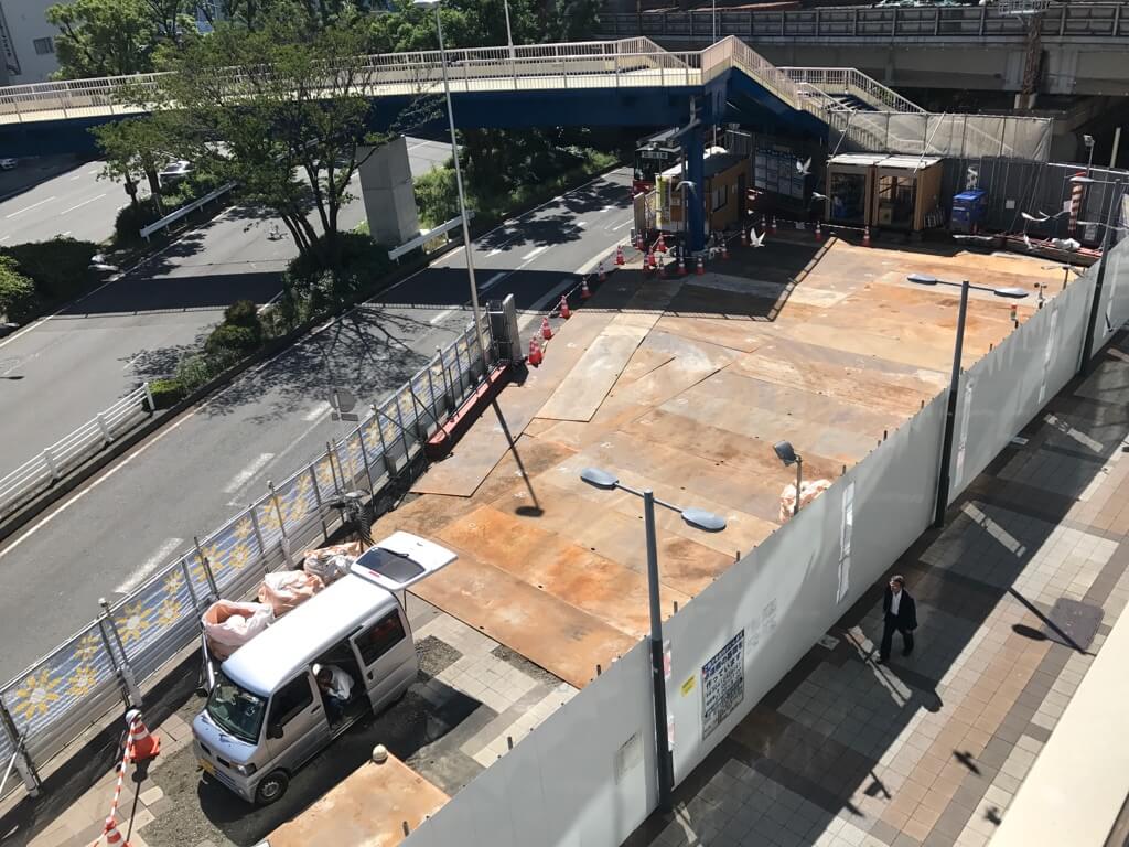 JR桜木町駅で建設中の複合施設を歩道橋から。