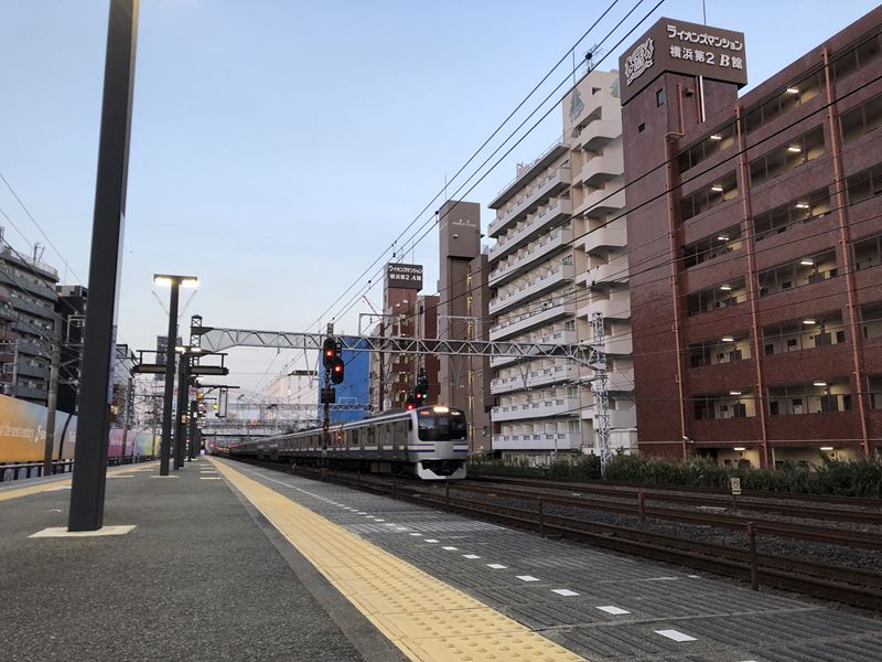 相鉄線平沼橋駅を通過するJR横須賀線の電車