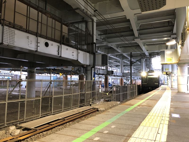 横浜駅行きの相鉄線9000系リニューアル車両