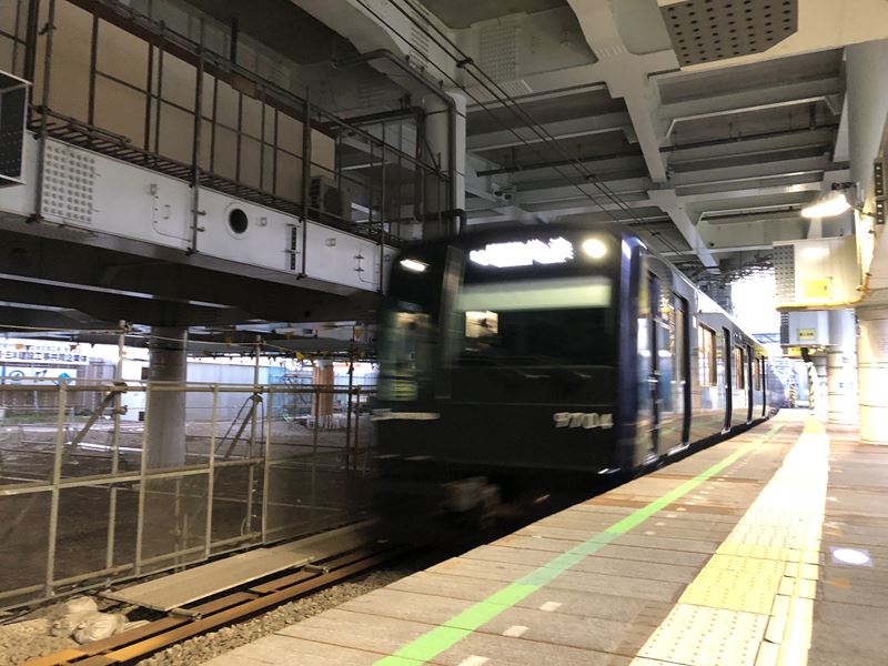 横浜駅行きの相鉄線9000系リニューアル車両