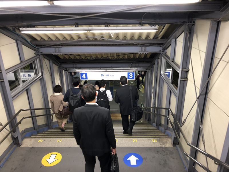 立体工事中の相鉄線星川駅の階段