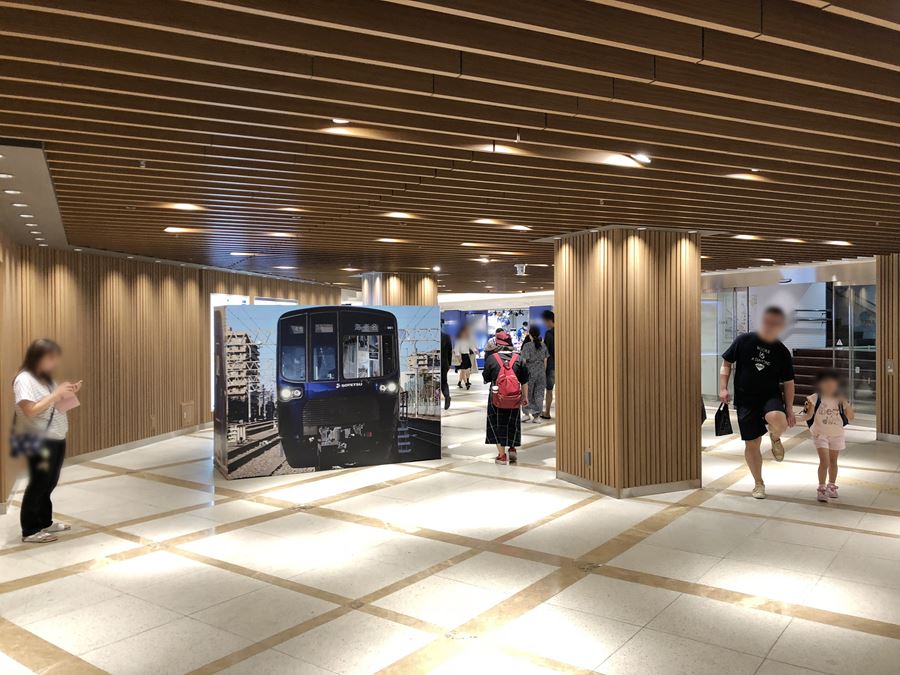 相鉄ジョイナス地下街に現れた相模鉄道20000系写真展の様子