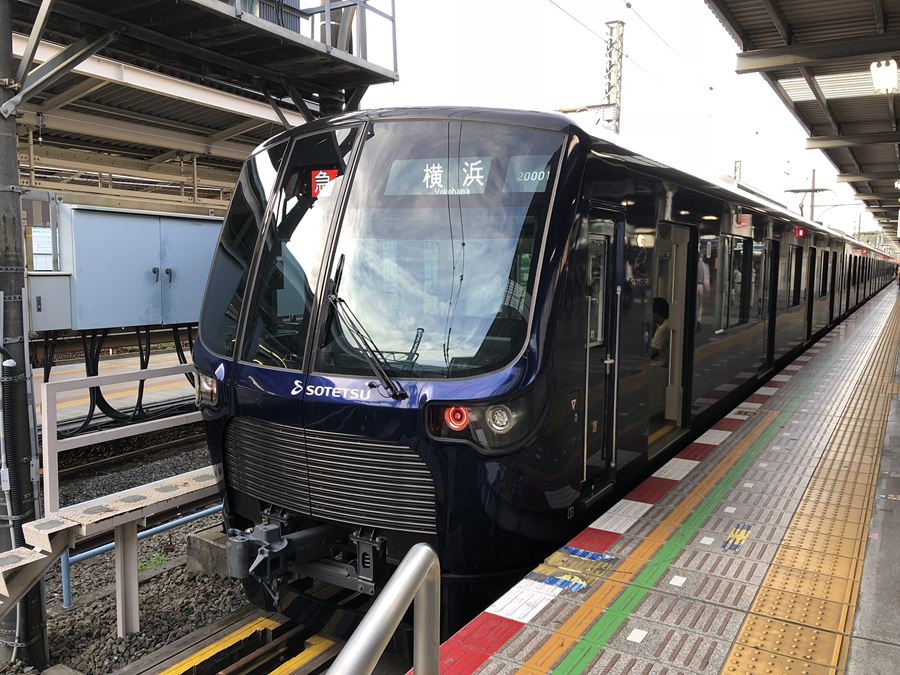 相鉄線20000系の電車(海老名駅にて)