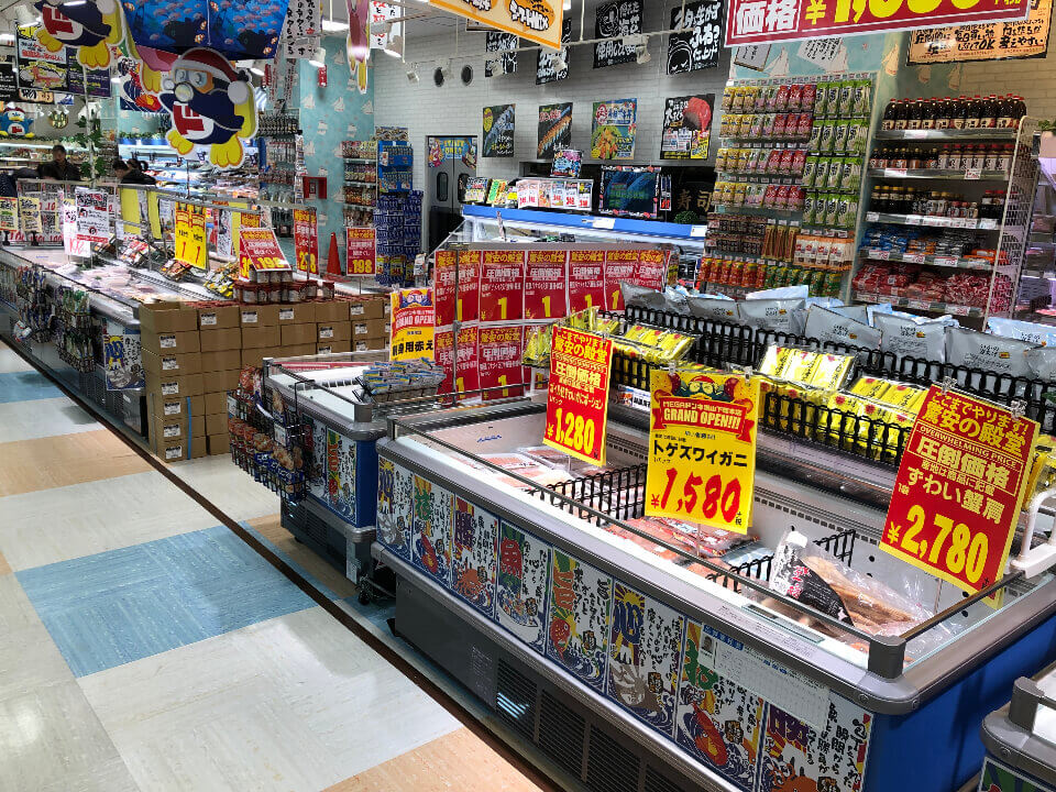 メガドンキ港山下総本店の地下1Fの様子