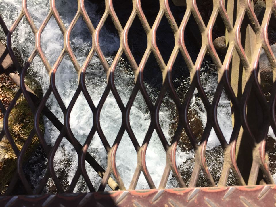 山梨県北杜市、清里高原の川俣渓谷にある吐竜の滝写真
