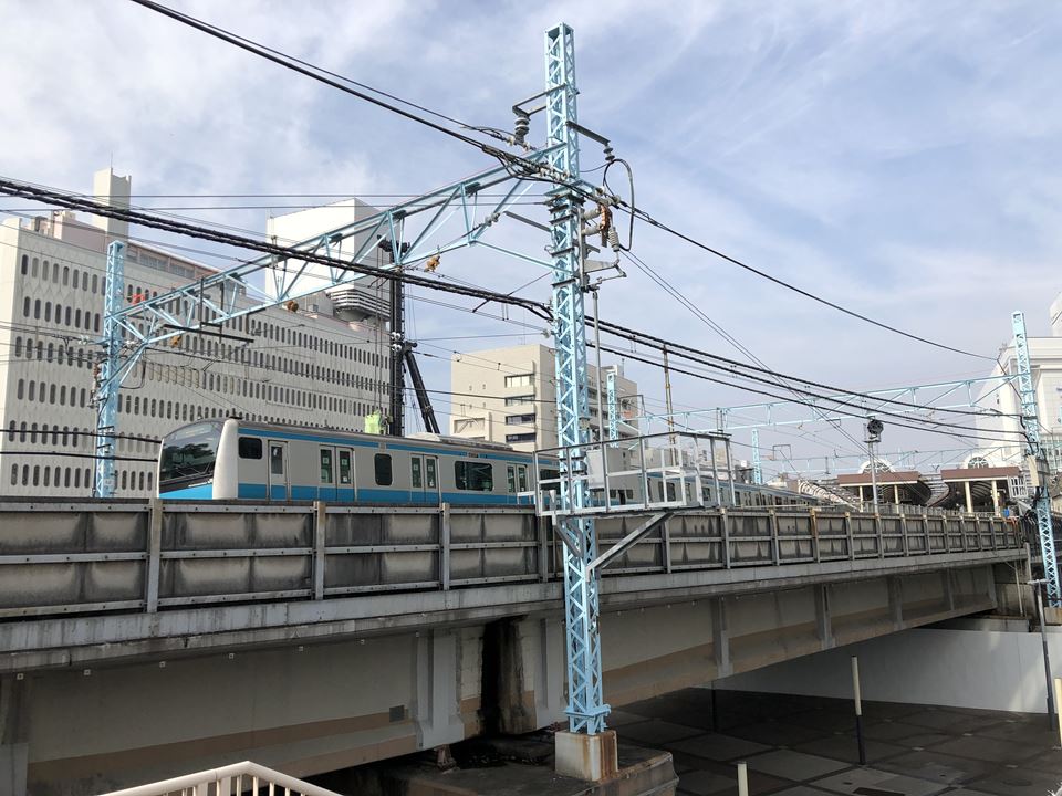 JR桜木町駅新改札付近のデッキから見える京浜東北線の電車