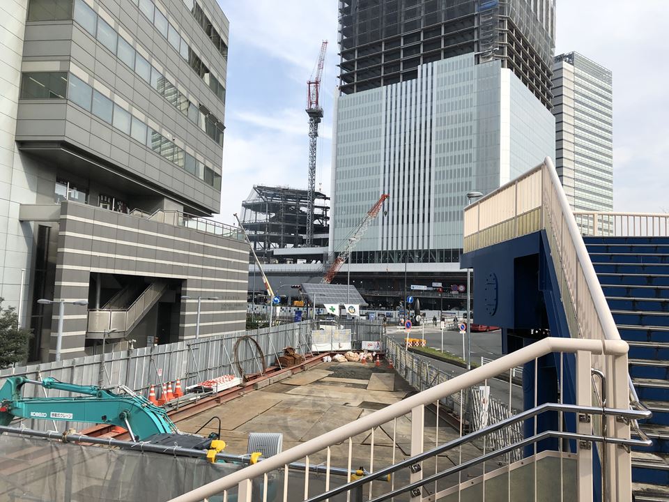 既存のデッキから見える人道橋の工事現場と横浜新市庁舎