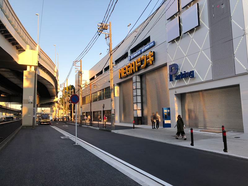 新山下に建設中の港山下ナナイロのMEGAドンキ港山下総本店(仮称)前の道路状況