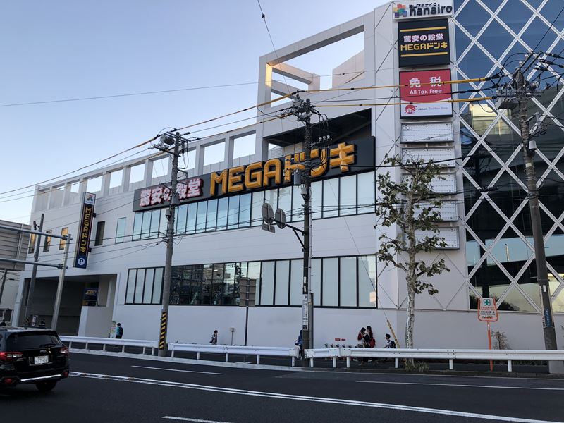新山下に建設中の港山下ナナイロのMEGAドンキ港山下総本店(仮称)の外観写真