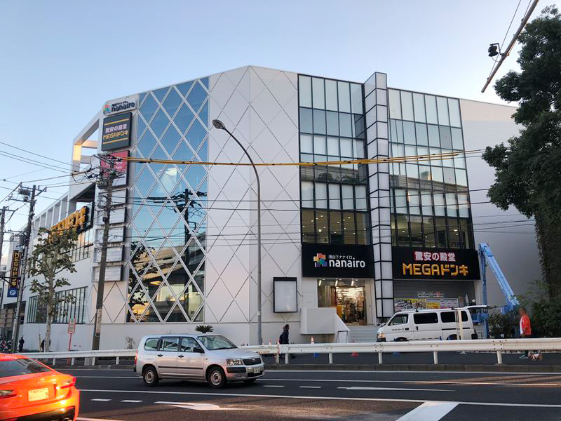 新山下に建設中の港山下ナナイロのMEGAドンキ港山下総本店(仮称)の外観写真