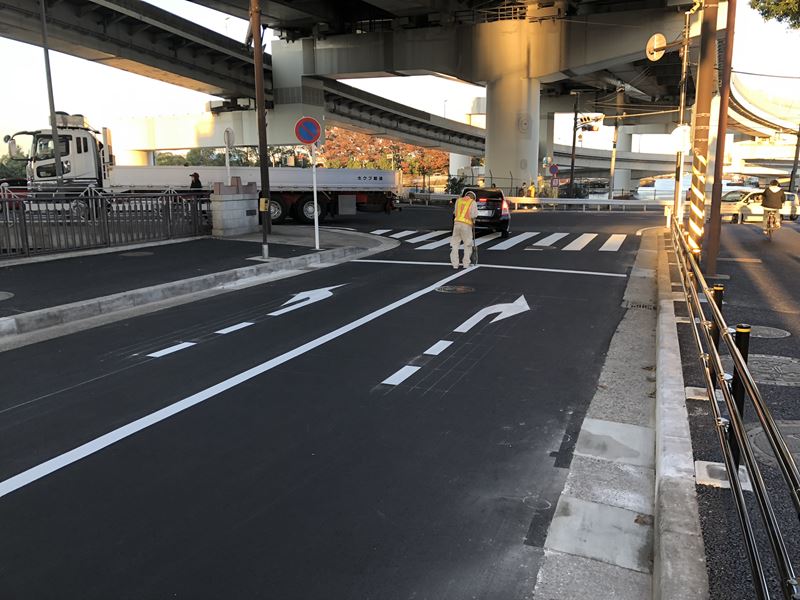 新山下に建設中の港山下ナナイロのMEGAドンキ港山下総本店(仮称)横の小道写真
