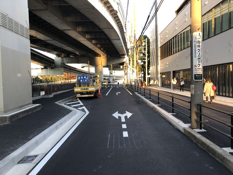 新山下に建設中の港山下ナナイロのMEGAドンキ港山下総本店(仮称)横の小道写真