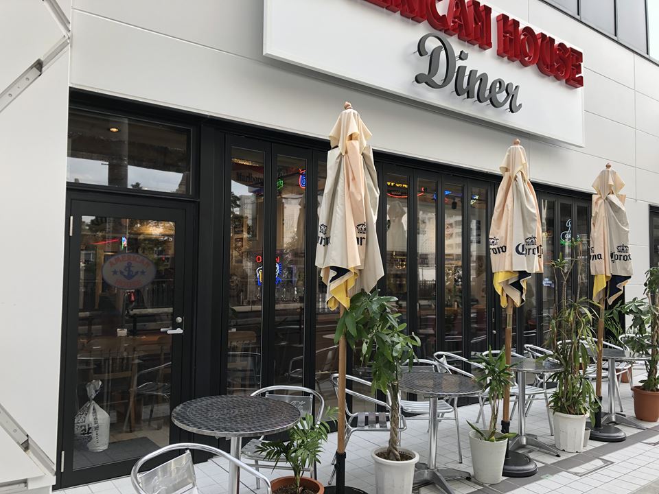 港山下ナナイロnanairoに入居するテナントの看板