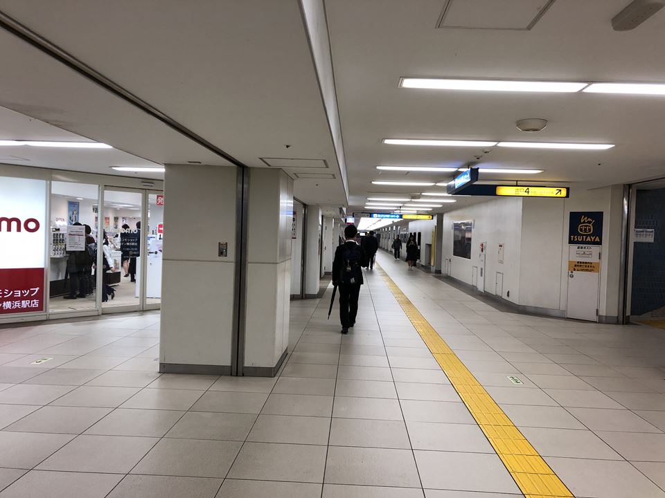 横浜駅西口の写真　イセタン前