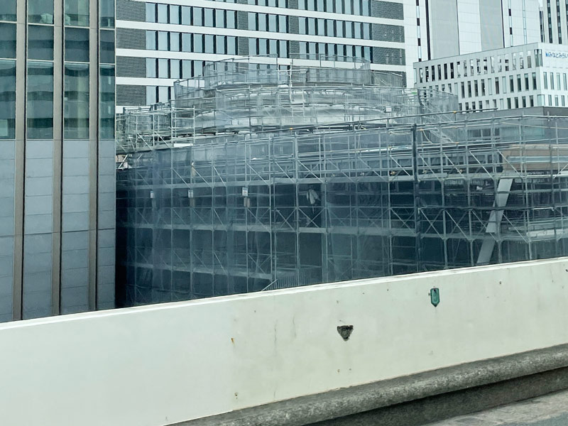建設途中の横浜ゲートタワーの外観写真