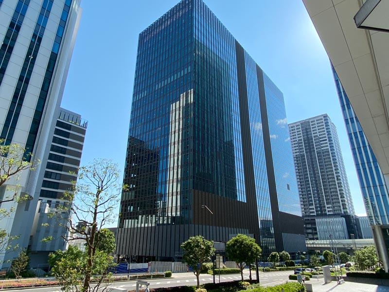 建設途中の横浜ゲートタワーの外観写真