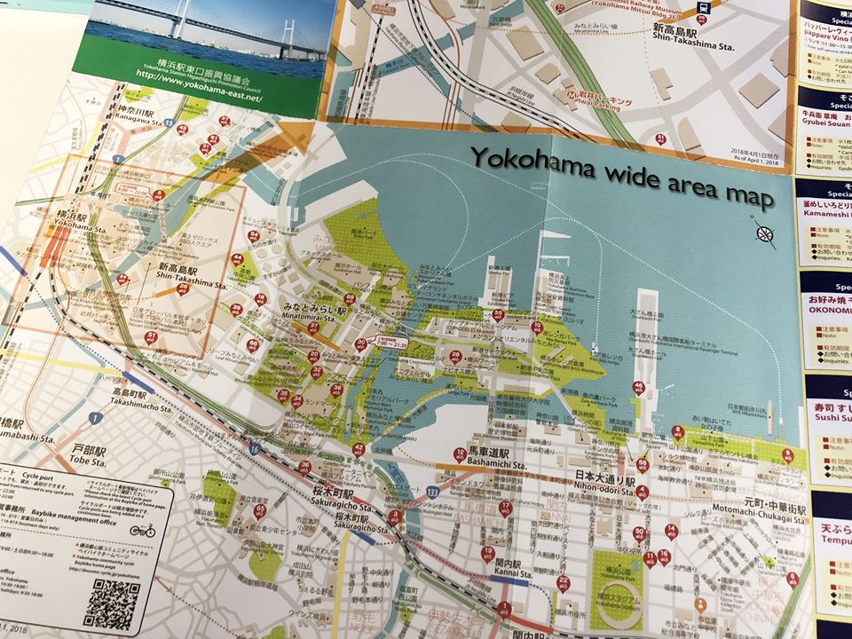 横浜駅の観光案内所にある「提示して使えるクーポン付 横浜駅東口エリアマップ」の写真