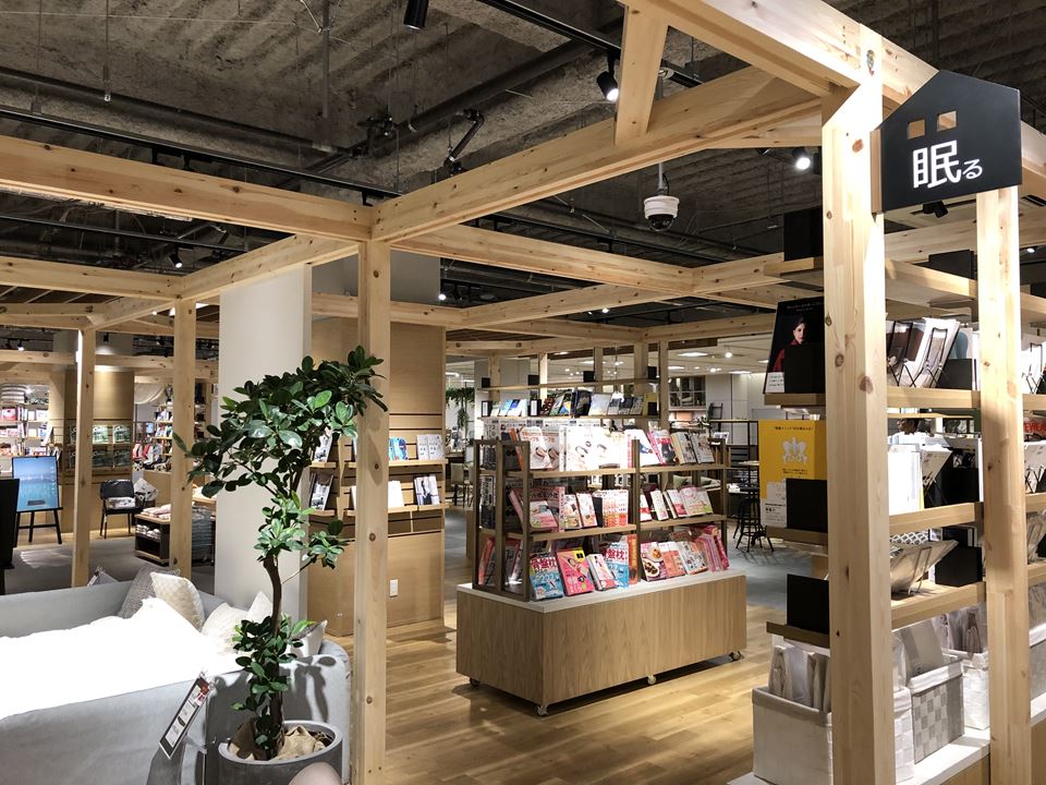 「ホームズ新山下店」がリニューアルし、新しくオープンしたTSUTAYA BOOKSTORE ホームズ新山下店の店内写真