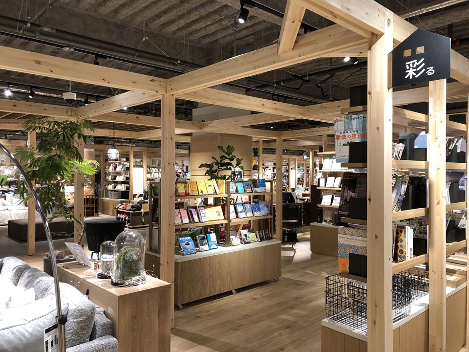 「ホームズ新山下店」がリニューアルし、新しくオープンしたTSUTAYA BOOKSTORE ホームズ新山下店の店内写真