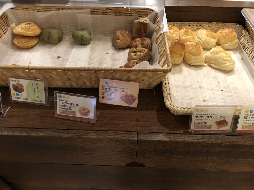 鎌倉パスタ横浜ワールドポーターズの焼き立てパン食べ放題の様子