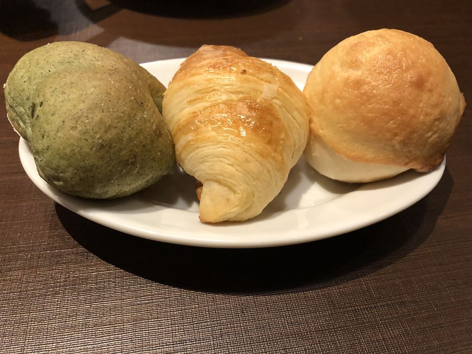 鎌倉パスタ横浜ワールドポーターズの焼き立てパン食べ放題の様子