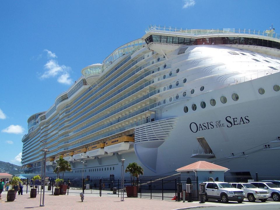 世界最大級の豪華客船オアシス・オブ・ザ・シーズの写真