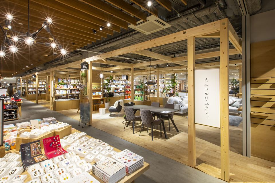 「ホームズ新山下店」がリニューアルし、新しくオープンしたTSUTAYA BOOKSTORE ホームズ新山下店の店内写真