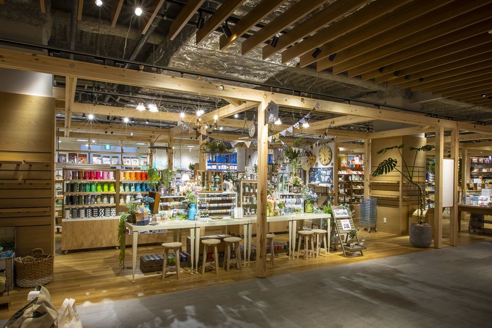 「ホームズ新山下店」がリニューアルし、新しくオープンしたTSUTAYA BOOKSTORE ホームズ新山下店の店内写真