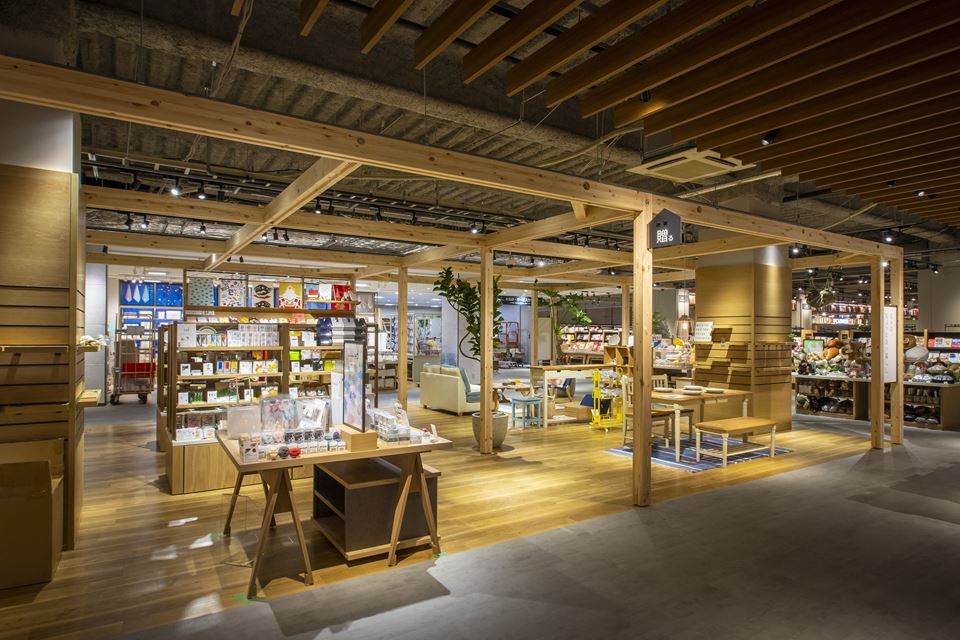「ホームズ新山下店」がリニューアルし、新しくオープンしたTSUTAYA BOOKSTORE ホームズ新山下店の店内写真