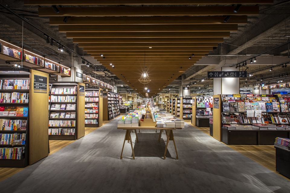 「ホームズ新山下店」がリニューアルし、新しくオープンしたTSUTAYA BOOKSTORE ホームズ新山下店の店内写真
