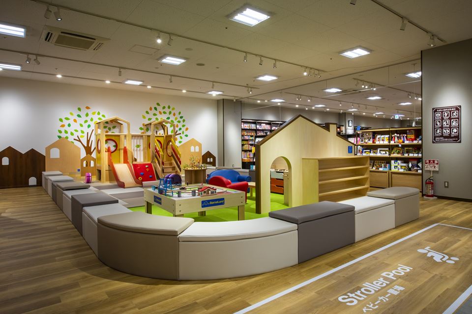 「ホームズ新山下店」がリニューアルし、新しくオープンしたTSUTAYA BOOKSTORE ホームズ新山下店の店内写真