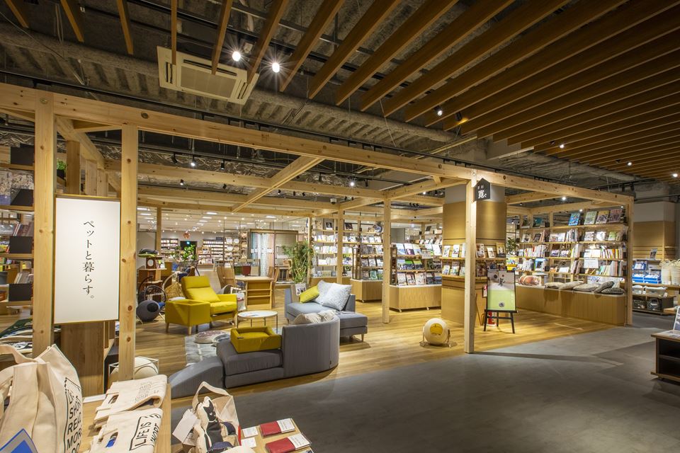 「ホームズ新山下店」がリニューアルし、新しくオープンしたTSUTAYA BOOKSTORE ホームズ新山下店の店内写真