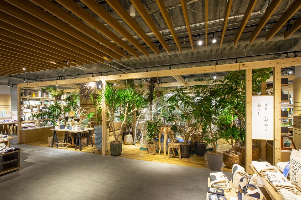 「ホームズ新山下店」がリニューアルし、新しくオープンしたTSUTAYA BOOKSTORE ホームズ新山下店の店内写真