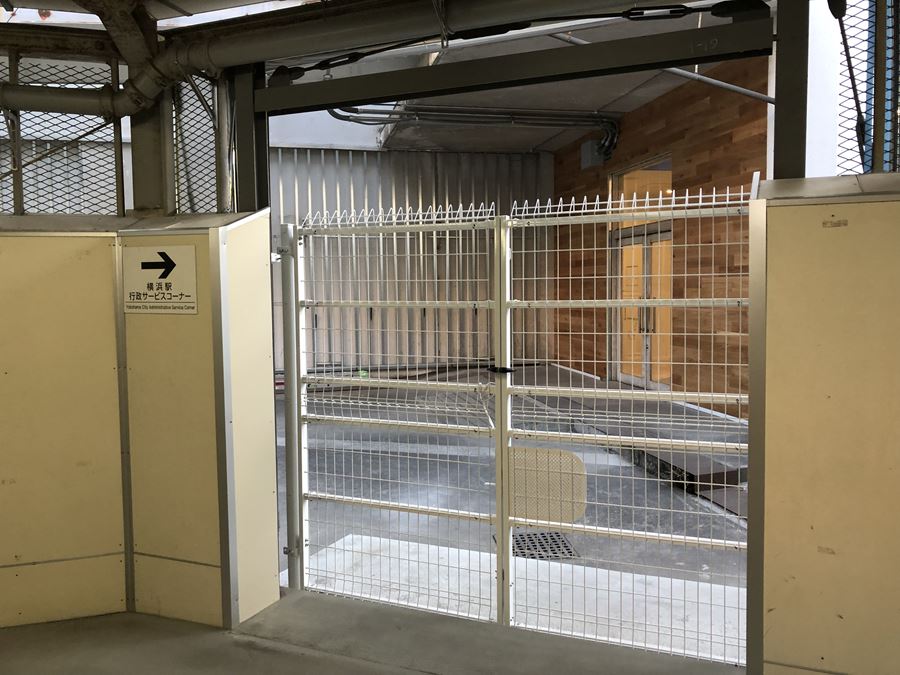 横浜駅のみなみ東口通路にできた、アソビルへの入口