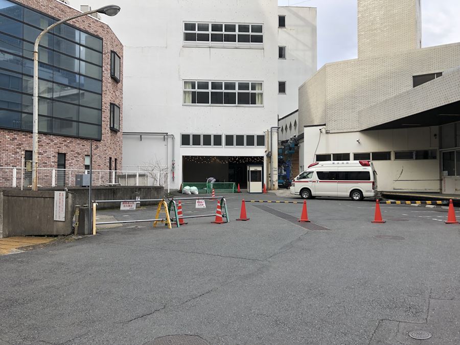 郵便局の裏側から見たアソビル外観の写真