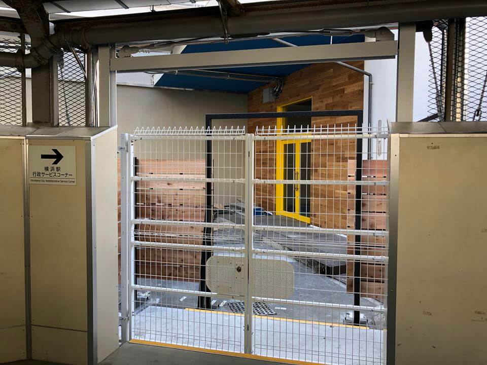 横浜駅のみなみ東口通路にできた、アソビルへの入口