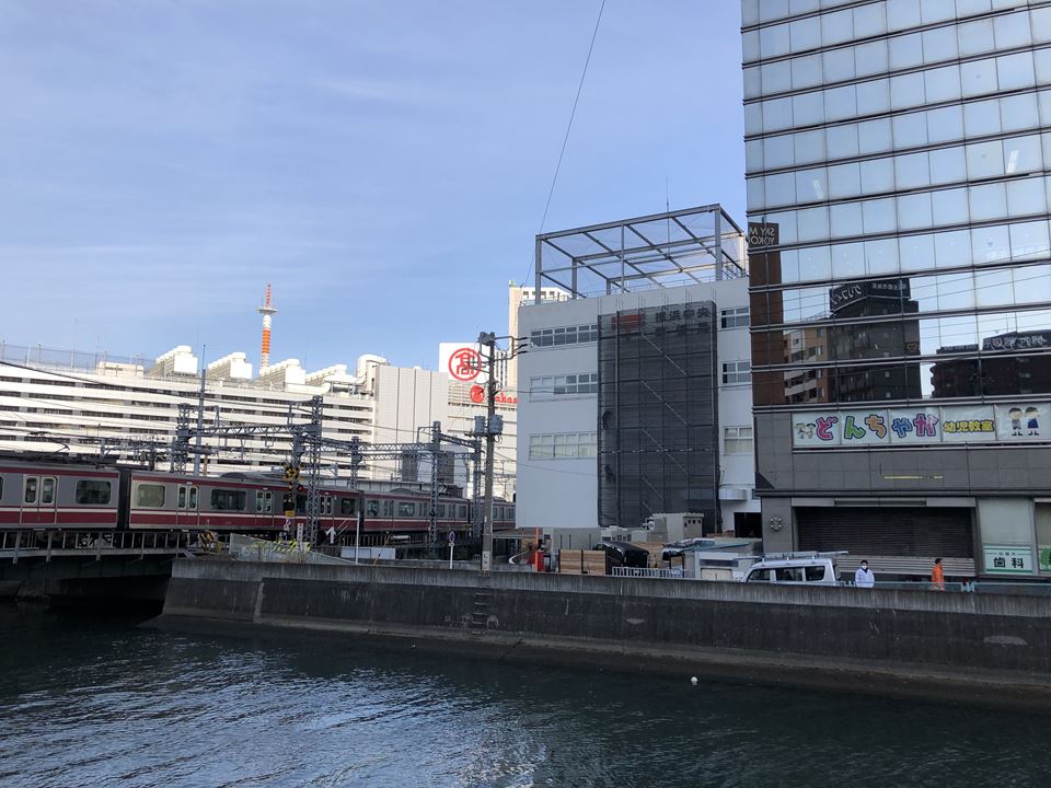万里橋からアソビルの建物を見た図