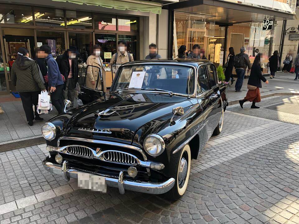 クラウンDay at Motomachiに並ぶ車の写真