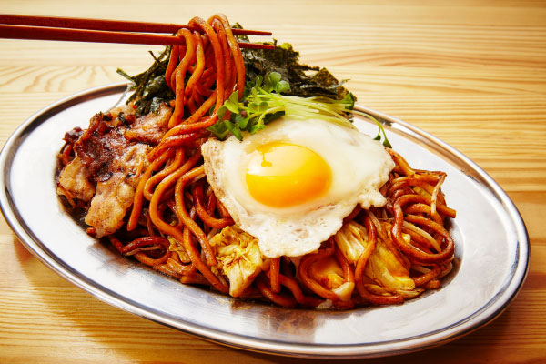 横浜駅直通アソビル1F「横浜POST STREET」の飲食テナント野毛焼きそばセンターまるき 横浜店
