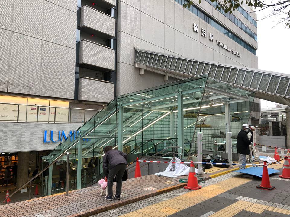 横浜駅東口にあるポルタ3階段に設置されるエスカレーター