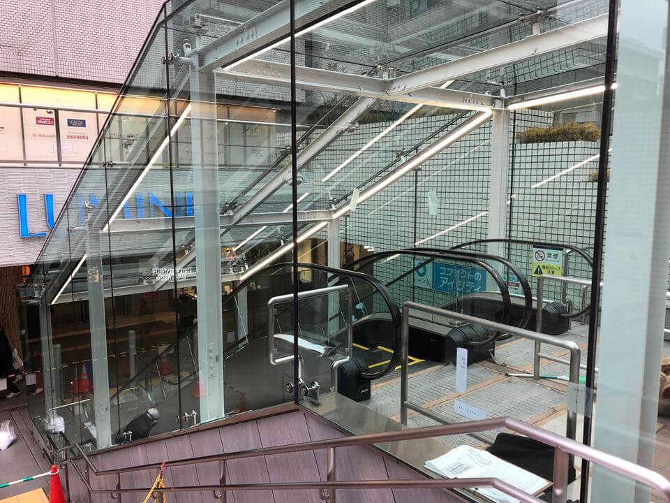 横浜駅東口にあるポルタ3階段に設置されるエスカレーター