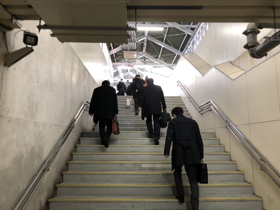横浜駅からアソビルへの階段：南東口通路