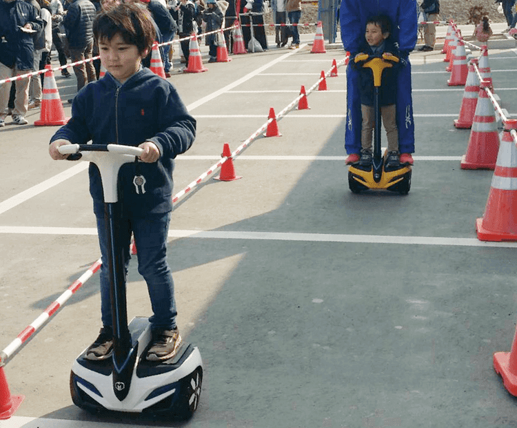 ファンタジーキッズリゾート港北のスマートモビリティ(搭乗型移動支援ロボット)